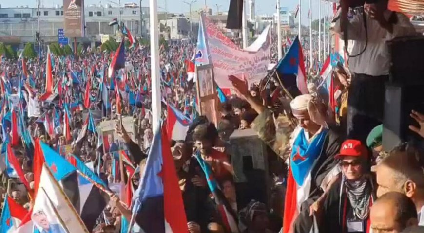 طوفان بشري بساحة العروض في العاصمة عدن: يؤكد تأييده للإعلان الدستوري ويطالب بالإفراج عن وفد المجلس الانتقالي المحتجز في الرياض 