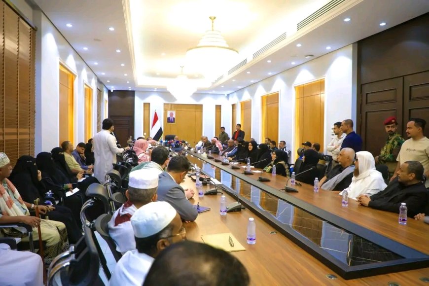 عضو مجلس القيادة الرئاسي محافظ حضرموت يعقد لقاءً موسعًا مع الأحزاب والمكونات السياسية وممثلي مكونات المجتمع