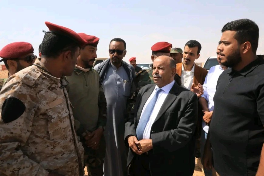عضو مجلس القيادة الرئاسي محافظ حضرموت يتفقد المواقع العسكرية المتضررة من الأحداث الماضية بمطار الريان