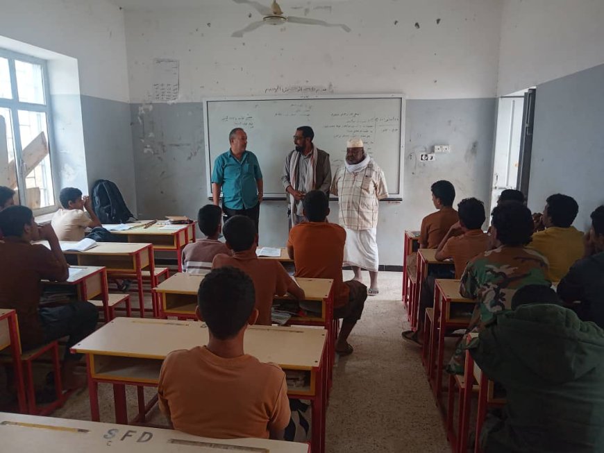 رئيس قسم التوجيه بمكتب تربية مودية يزور ثانوية القوز ويشيد بمستوى الانضباط