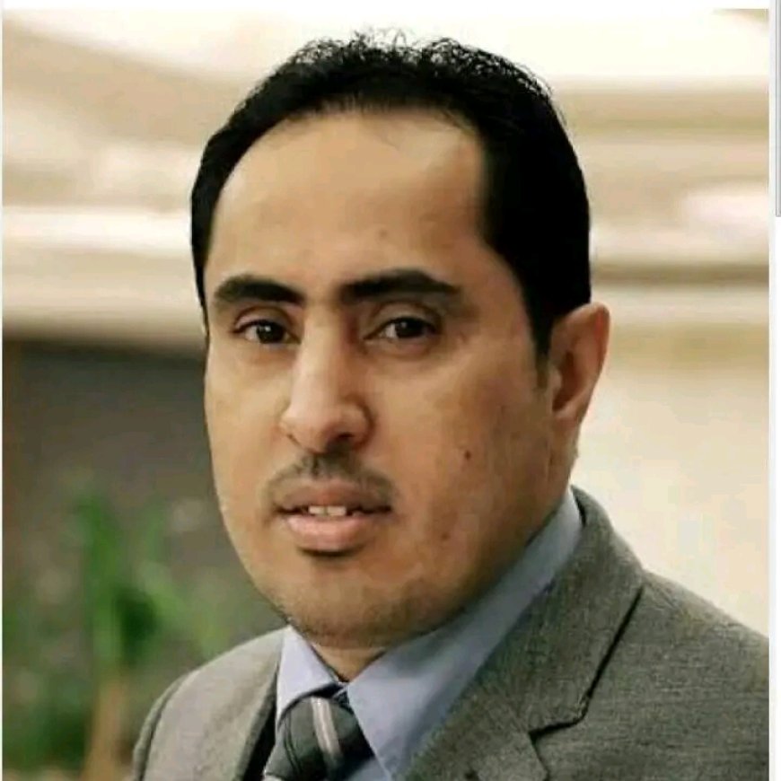 وزير الشباب والرياضة الأستاذ نايف البكري يعزي الصحفي صالح المرقشي بوفاة والده