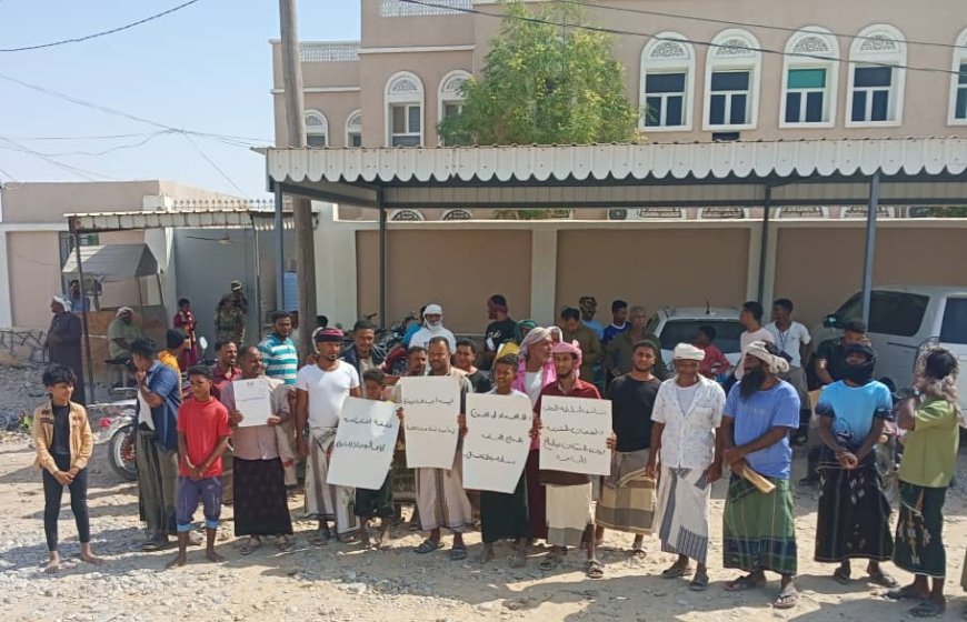 أهالي حارة الفاروق بالشحر ينظمون وقفتين احتجاجيتين للمطالبة بحماية المتنفسات العامة