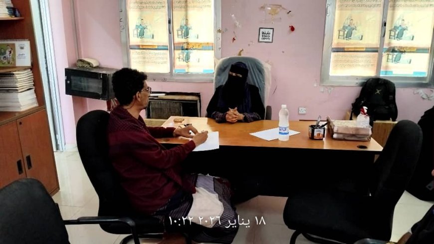 مدير عام الحوطة يلتقي بمديرة إدارة التثقيف والإعلام الصحي بالمحافظة وناقش معها آلية عمل التثقيف الصحي بالمديرية