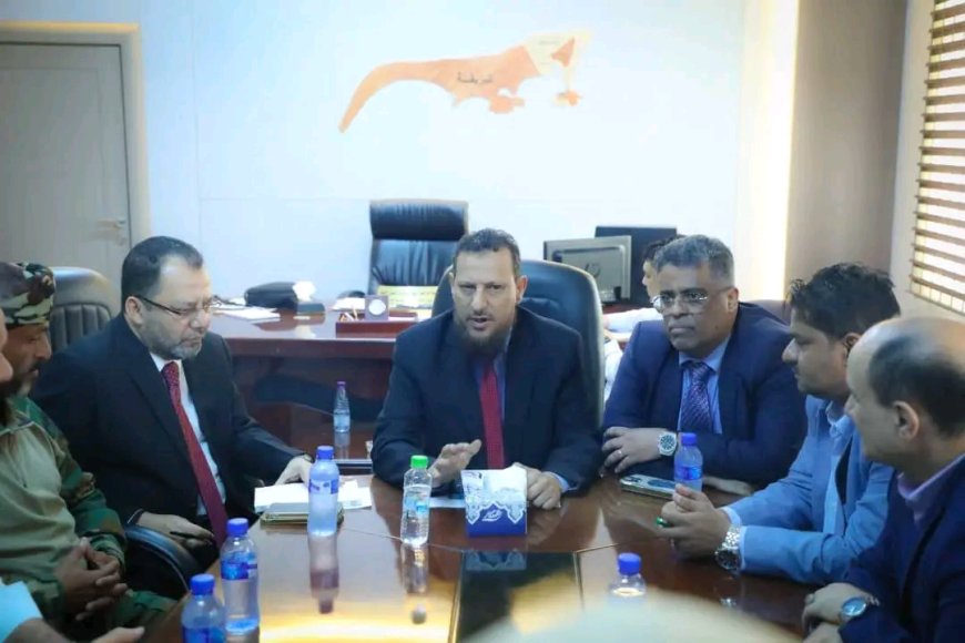 محافظ عدن يؤكد أهمية العمل كمنظومة متكاملة وضرورة التركيز على المشاريع الخدمية