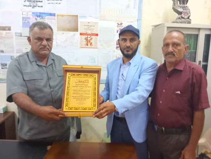 السلطة المحلية بمديرية حبيل جبر تكرم مؤسسة روابي ردفان بدرع التميز للعمل الخيري والإنساني 2025م