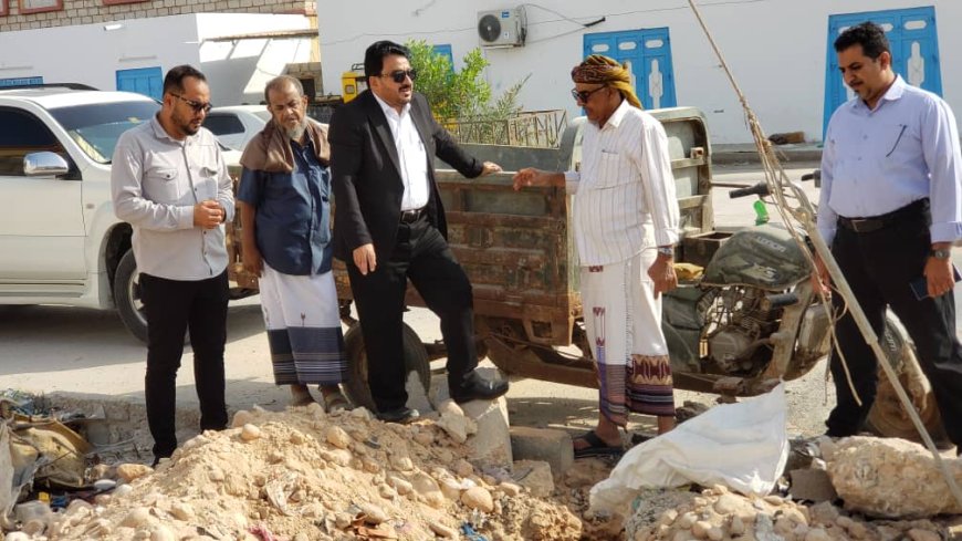 العساني يتفقد عدداً من المواقع ومحطات الاتصالات بمدينة الشحر