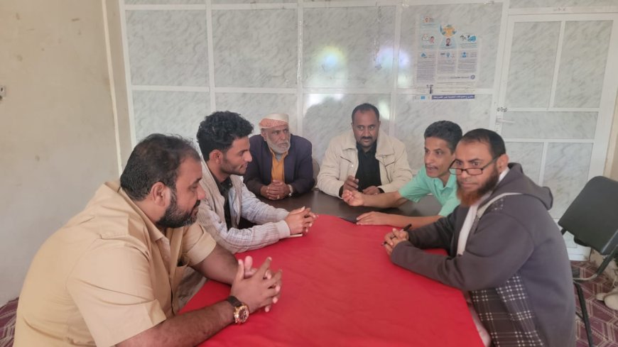 مدير عام مديرية قعطبة بكر الشاعري يلتقي جمعية التكافل الإنساني لبحث زيادة المساعدات الغذائية