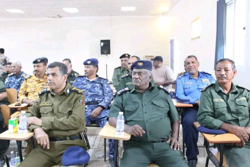 المدير العام للأمن والشرطة بساحل حضرموت يعقد لقاء موسعاً بالقيادات والضباط لوضع الخطة الأمنية خلال المرحلة المقبلة