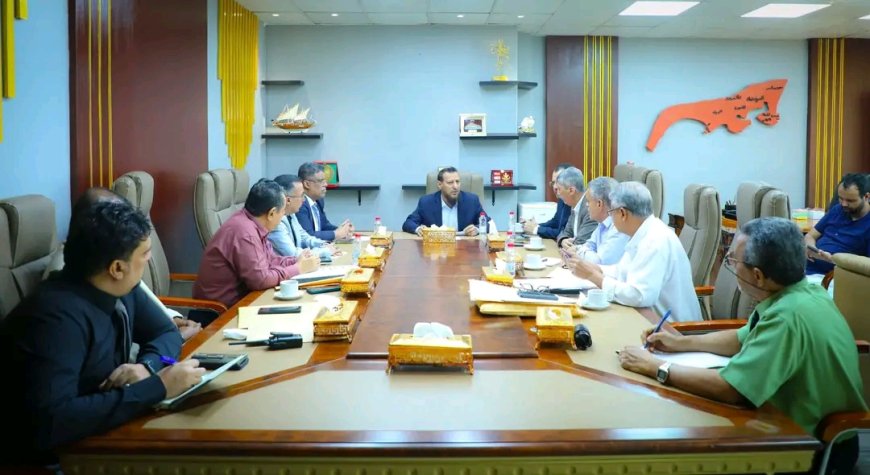 محافظ عدن يناقش تطوير أداء صندوق النظافة ويؤكد أولوية تحسين خدمات الكهرباء