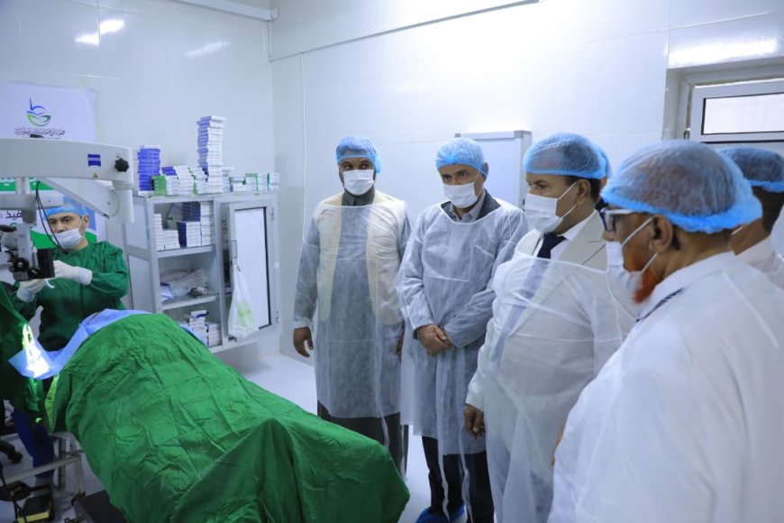 الوكيل العامري يدشن مخيّم العيون المجاني لأزاله المياه البيضاء بمستشفى بن زيلع الحديث بسيئون