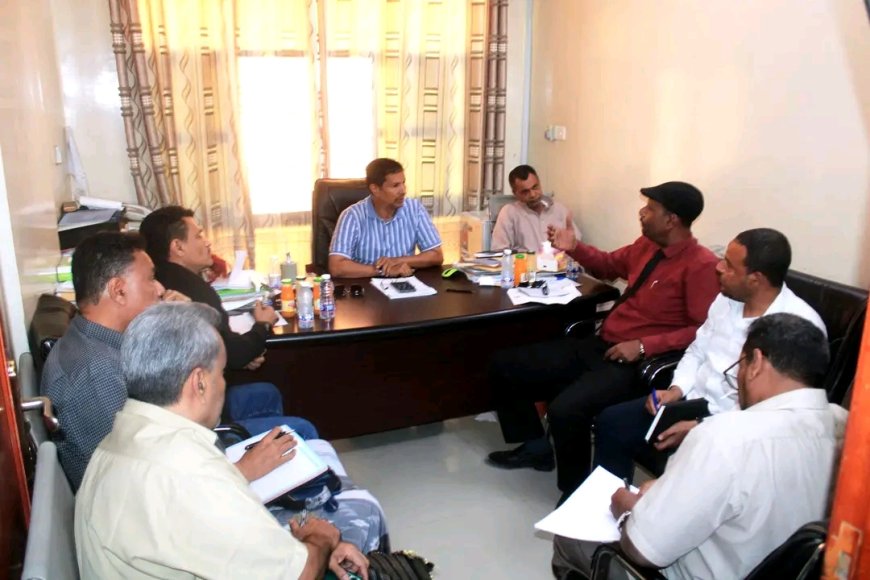 مدير عام مديرية المكلا يبحث مع إدارة شركة الغاز سبل معالجة الشح التمويني وضبط الرقابة السعرية