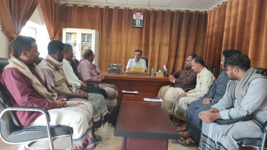 مدير عام مديرية القطن يلتقي اللجنة الثقافية بالوادي والصحراء واللجنة الشبابية بالعقاد لبحث إقامة المسابقة الثقافية الاولى لمعلمي الثانويات