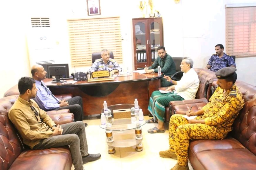 المدير العام للأمن والشرطة يناقش مع مدير عام مديرية المكلا قضايا السلم المجتمعي وتعزيز الاستقرار بالمدينة