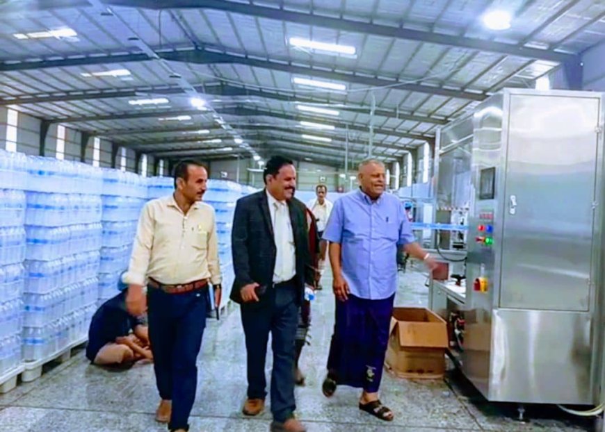 ​الجعفري يتفقد "شركة عدن الوطنية" و"مصنع الهزاع" ويؤكد.. جودة منتجنا المحلي هي الرهان الرابح في السوق