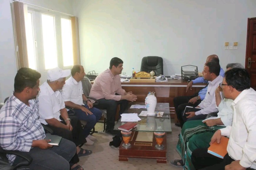 مدير عام المكلا يبحث مع "الأشغال" و"مؤسسة صلة" تعزيز التعاون لتنفيذ مشاريع خدمية وتنموية