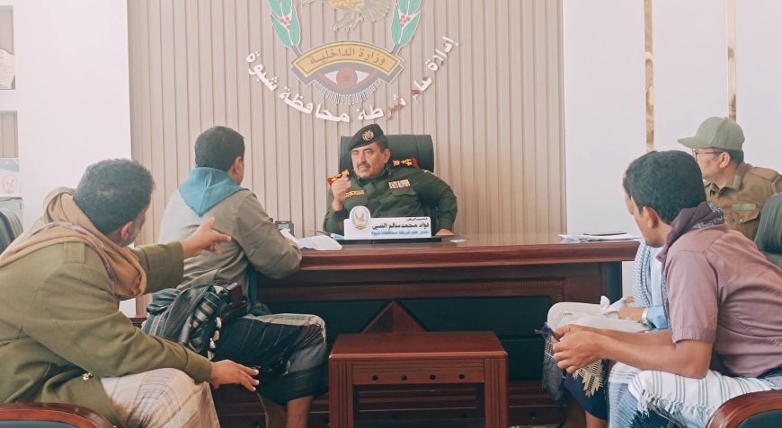 مدير عام شرطة شبوة يناقش مع مدير البحث الجنائي سير العمل وإجراءات تعزيز الأمن في المحافظة