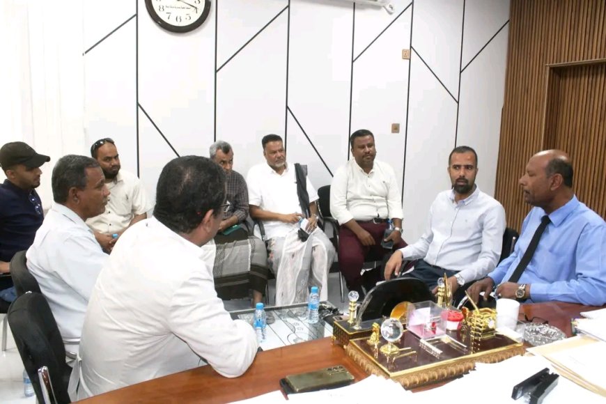 مدير عام المكلا يبحث مع "صندوق النظافة" و"مكتب السياحة" سبل تعزيز العمل المشترك وتنمية الموارد