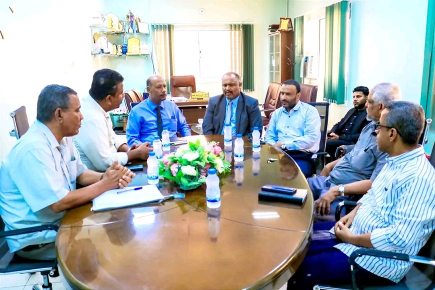 مدير عام المكلا يبحث مع مدير صحة ساحل حضرموت سبل تعزيز التعاون المشترك وتطوير آليات التحصيل الإيرادي