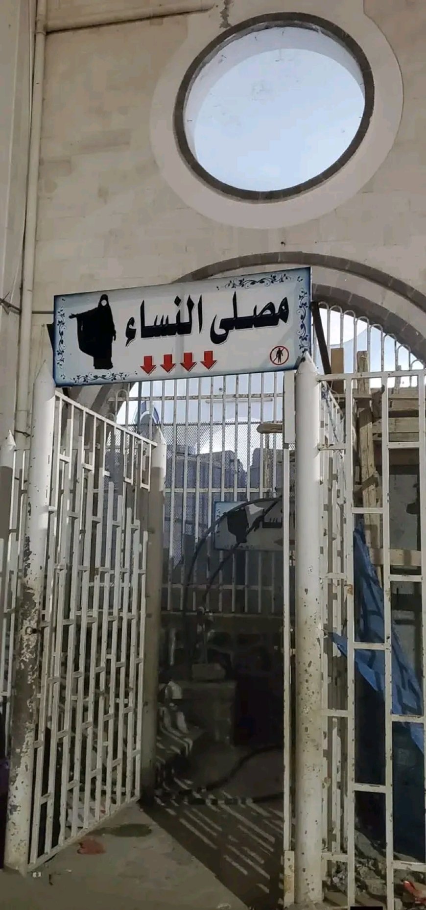 عصابة نسائية تسرق خاتمًا ذهبيًا بمليون ريال في مسجد أبان بكريتر