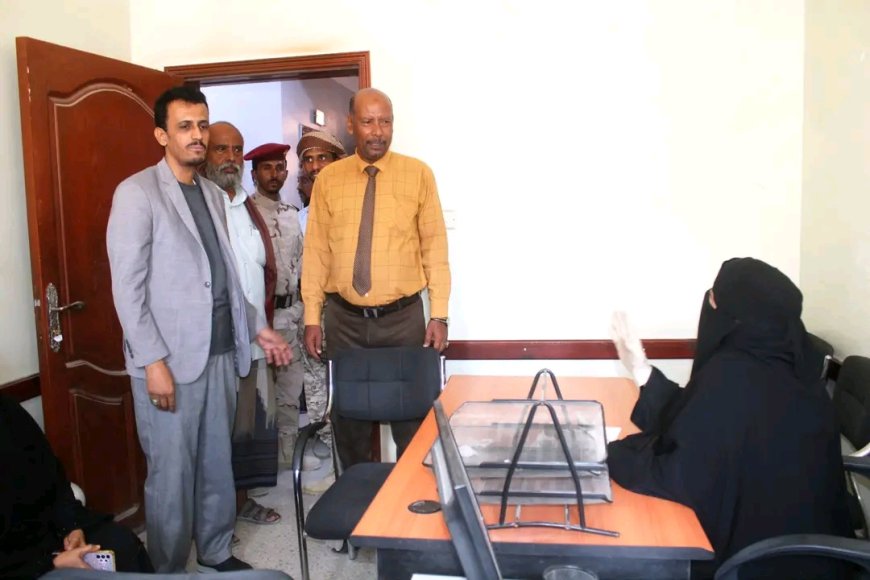وكيل محافظة حضرموت يتفقد سير العمل الإداري بديوان مديرية مدينة المكلا
