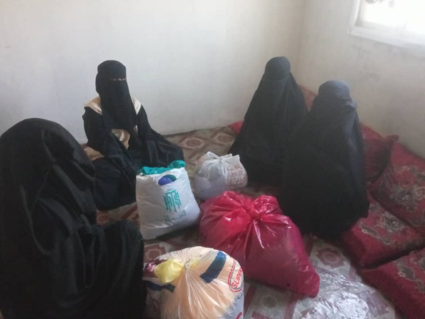 مؤسسة العلا التنموية الاجتماعية في أبين تقدم عدد من الأقمشة لجمعية الخبر الزراعية بخنفر