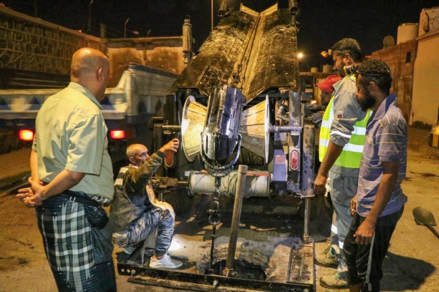 مؤسسة مياه عدن تنفذ أعمال تصفية لخط ضخ مياه الصرف الصحي الرئيسي بالمعلا باستخدام تقنية حديثة