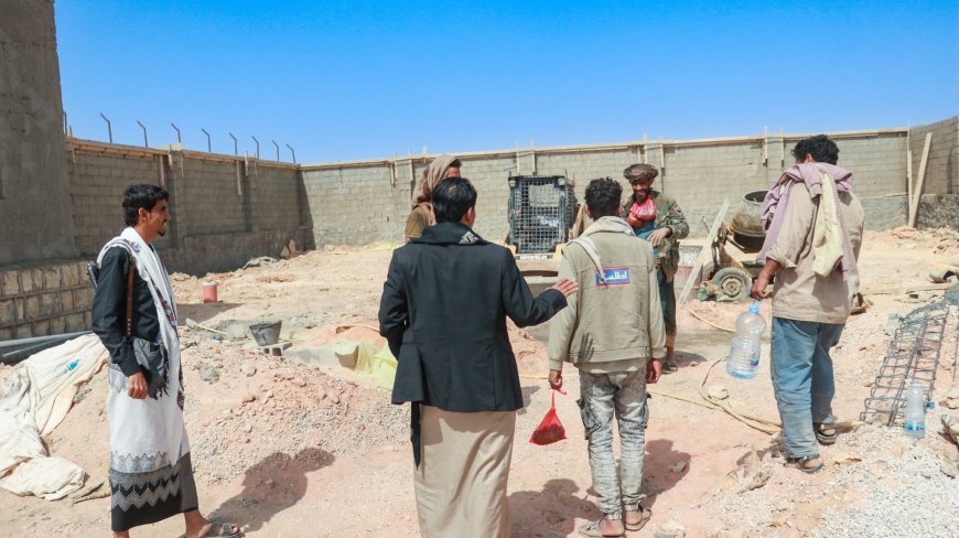 مدير عام حجر الصيعر يتفقد سير العمل في إنشاء برج الاتصالات بالمديرية