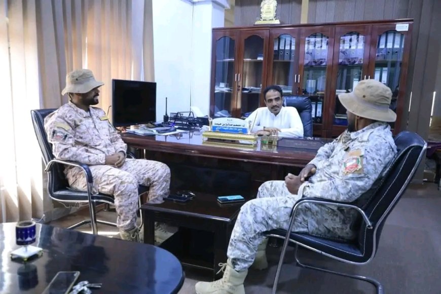 مدير مطار الغيضة الدولي يبحث تعزيز المنظومة الأمنية مع قيادة درع الوطن بالمهرة