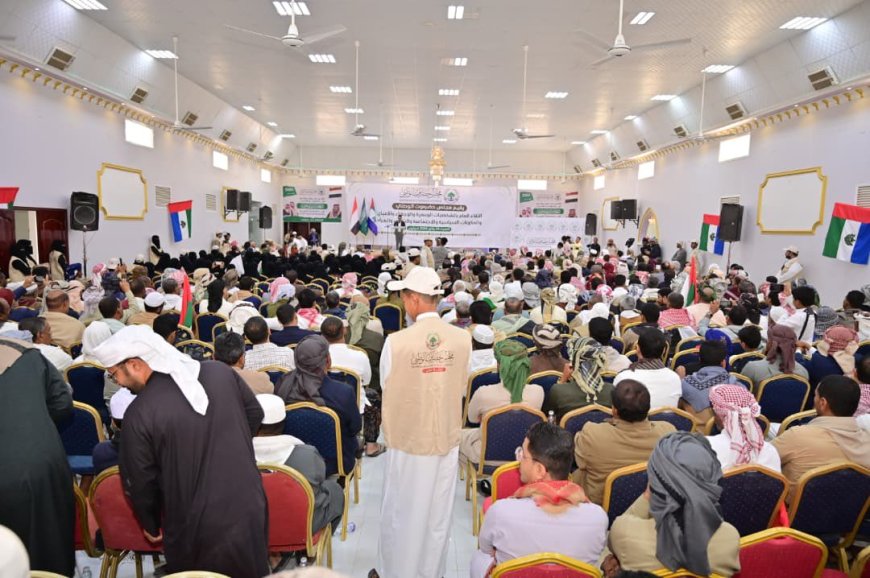 لقاءً موسعًا بالشخصيات الرسمية والمكونات السياسية والوجهاء والأعيان وقطاعي الشباب والمرأة بحضرموت الوادي والصحراء