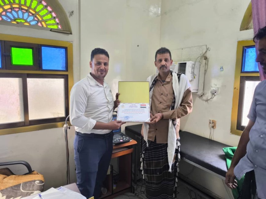 النقيب عبدالولي القماري يكرم طبيبًا تقديرًا لجهوده الإنسانية والطبية بلحج