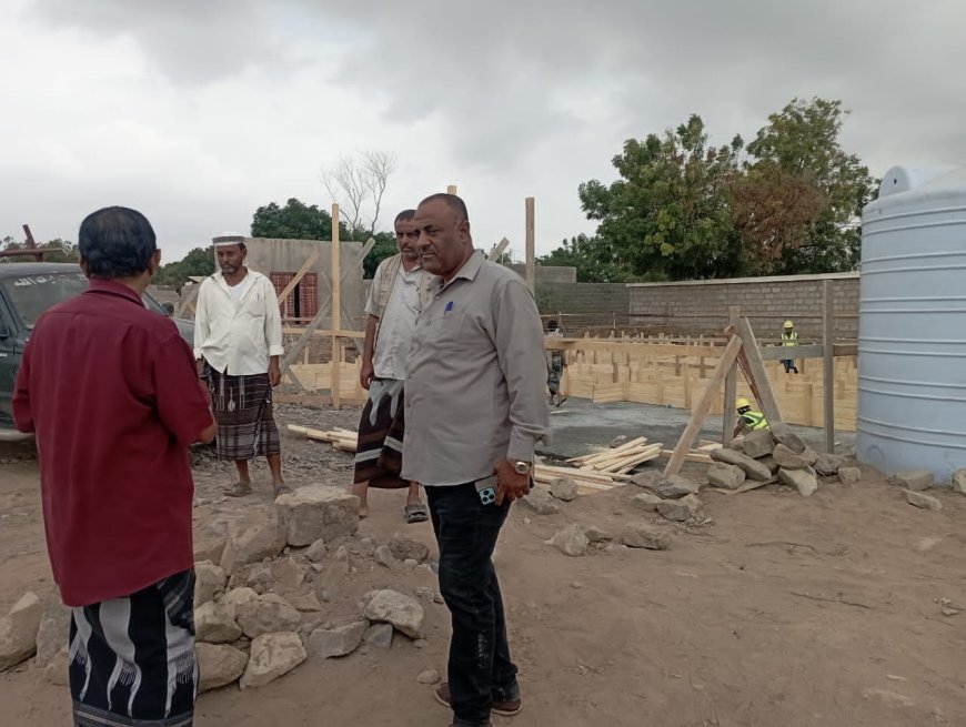 مدير مكتب صحة تبن يتفقد سير العمل في مشروع بناء المركز الصحي بقرية البيطرة