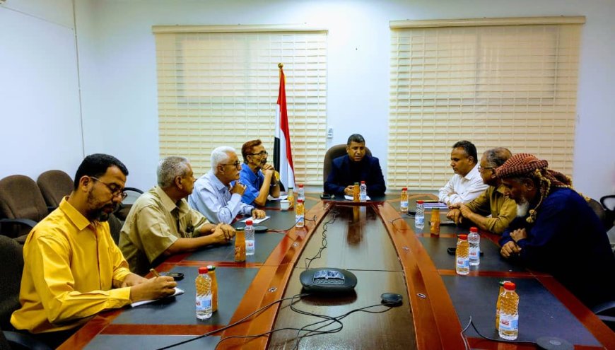 رئيس هيئة مصائد خليج عدن ووكيل وزارة الصناعة والتجارة يبحثان آليات ضبط سوق المنتجات السمكية وتعزيز الاستقرار السعري