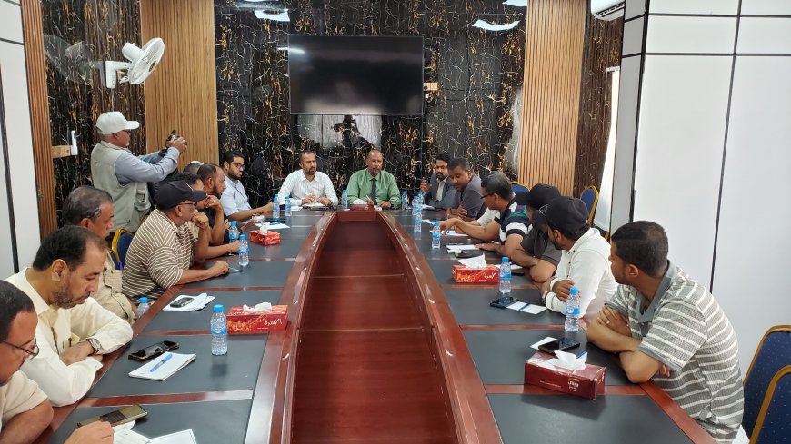 السلطة المحلية بمديرية المكلا تعقد اجتماعًا موسعًا لتوحيد الجهود وتعزيز أعمال النظافة والتنظيم الحضري