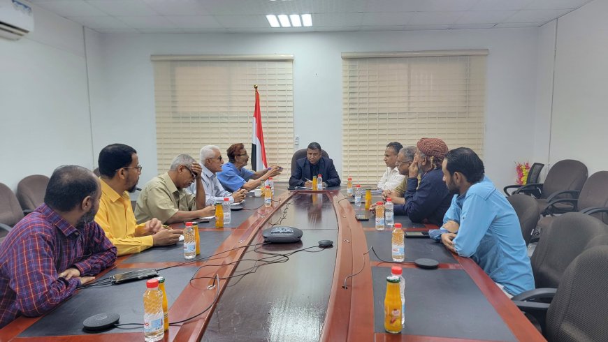 وكيل وزارة الصناعة والتجارة يترأس اجتماعًا موسعا لضبط أسعار الأسماك وتنظيم مراكز الإنزال