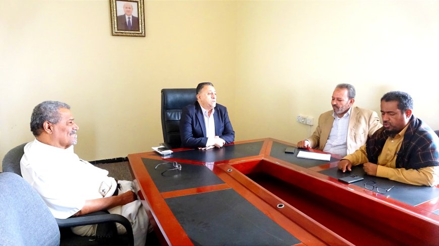 الامين العام للمجلس المحلي بأبين مهدي محمد الحامد يلتقي مديرعام مكتب الصحة والسكان لمناقشة استثناء عمل العربات الطبية المتنقلة بعدد من مديريات المحافظة