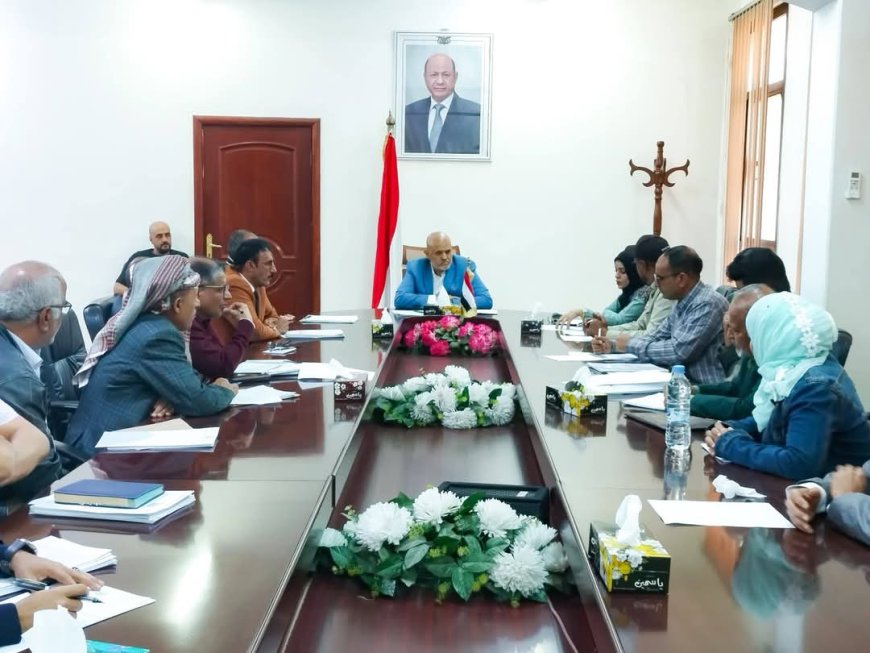 محافظ تعز يناقش الاجراءات المتعلقة بتعزيز أداء صندوق النظافة والتحسين بالمحافظة