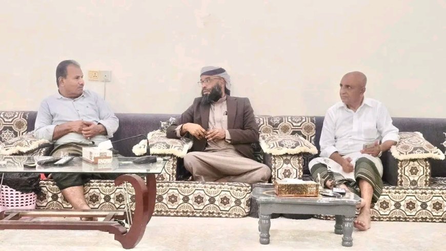 الوكيل العامري يناقش مع قائد قوات درع الوطن  الفرقة الثانية اللواء فهد بامؤمن الترتيبات الأمنية في الوادي والصحراء