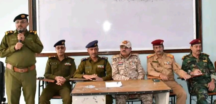 قيادة محور تعز وشرطة المحافظة تعقدان لقاء موسعا مع عقال الحارات لتعزيز مستوى التنسيق والشراكة