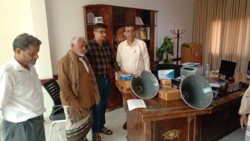 مدير عام مكتب الصحة بلحج يدشن توزيع أجهزة مكبرات الصوت لمكاتب الصحة بالمديريات