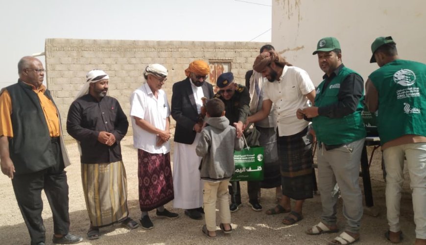 مدير عام شبام يدشّن مشروع التمور وكسوة كنف اليمن للأسر المحتاجة والنازحين بدعم من مركز الملك سلمان للإغاثة