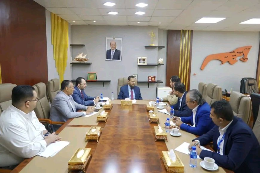 المحافظ عبدالرحمن شيخ يبحث سُبل تعزيز حماية تراث عدن الثقافي وتحديث قوائم المستفيدين من الإغاثة