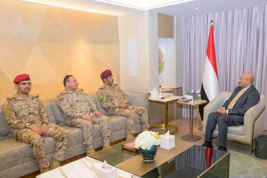 طارق صالح ورئيس هيئة الأركان يستعرضان جاهزية القوات المسلحة