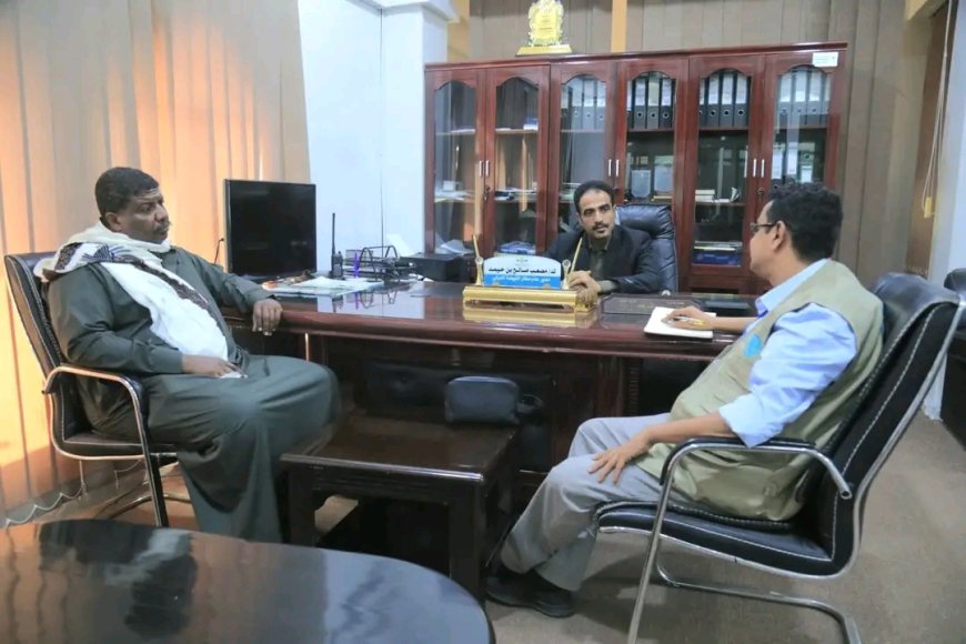 مدير عام مطار الغيضة يناقش مع منسق منظمة الفاو مشروع محطة الإنذار المبكر بمديرية حوف