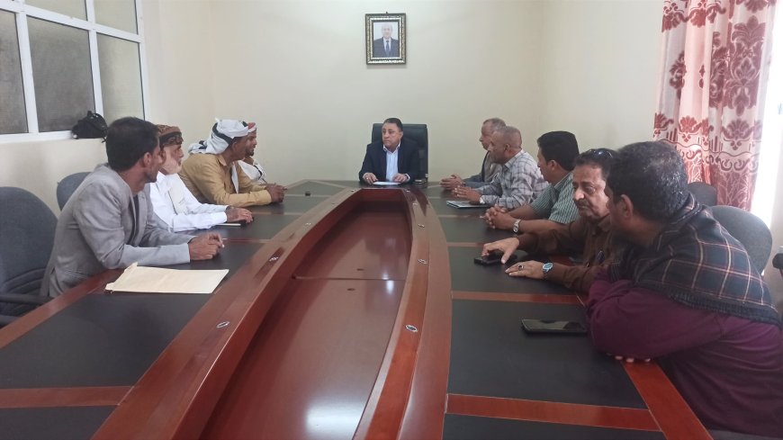 أمين عام محلي أبين يناقش مع أمين عام جمعية الحكمة اليمانية تدخلات الجمعية للعام الجديد 2026م