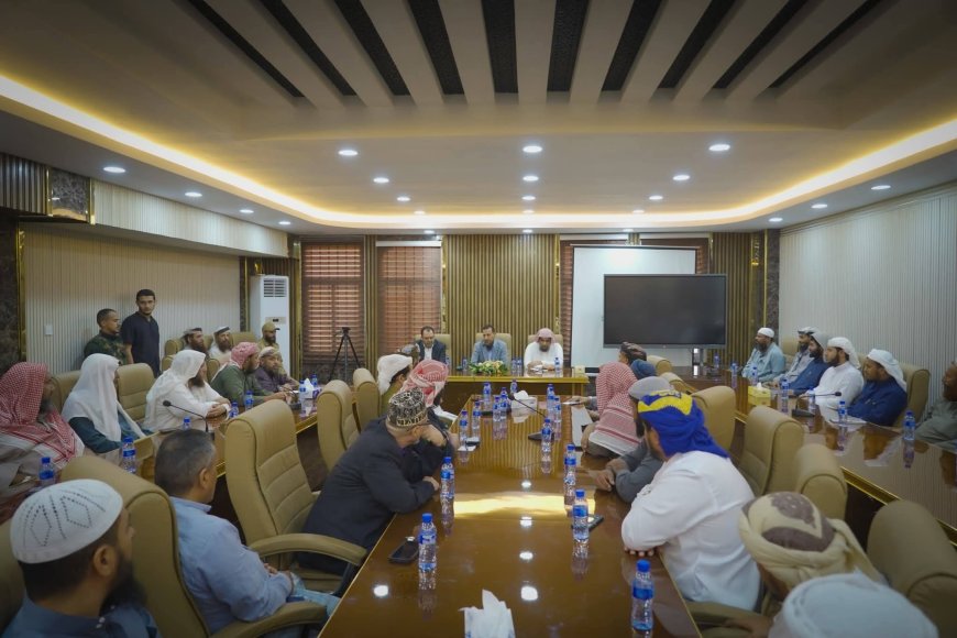 المحافظ عبد الرحمن شيخ يلتقي إدارة الأوقاف وخطباء المساجد ويؤكد أهمية ترشيد الخطاب وتعزيز ثقافة التسامح والسلام