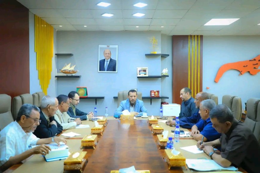 محافظ عدن يشدد على أهمية تحسين الخدمات والتعامل المسؤول مع إشكالية المياه والصرف الصحي