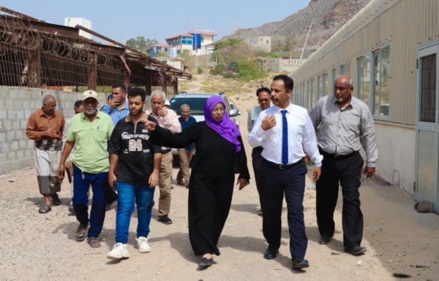 الوكيل غازي لحمر يطلع على سير العمل في مركز تربية الأحياء المائية والاستزراع السمكي في عدن