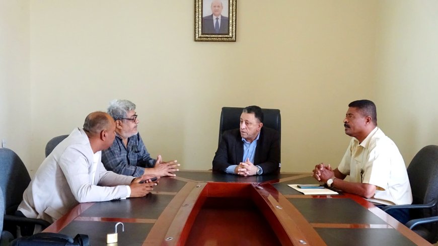 أمين عام محلي أبين يناقش مع مدير عام الاشغال العامة والطرق وضع عدد من المخططات السكنية