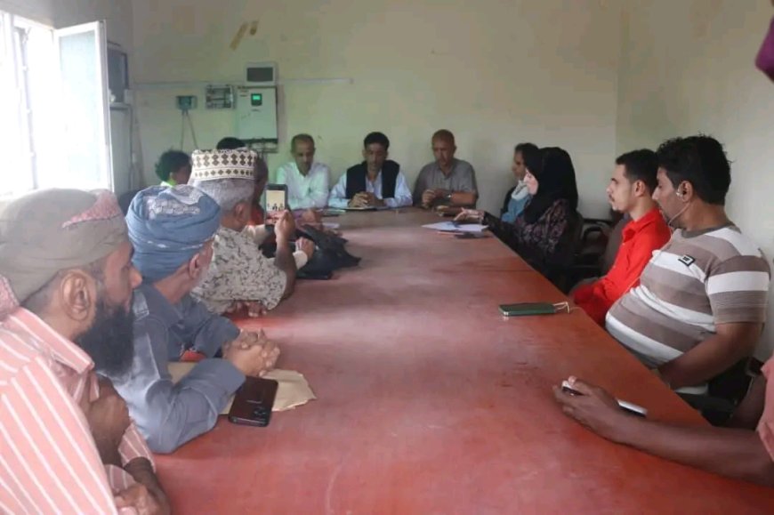 لحج.. مأمور مديرية الحوطة "لؤي الصبيحي" يلتقي عدد من الصحفيين والناشطين ويطلعهم على ملف الخدمات بالمديرية