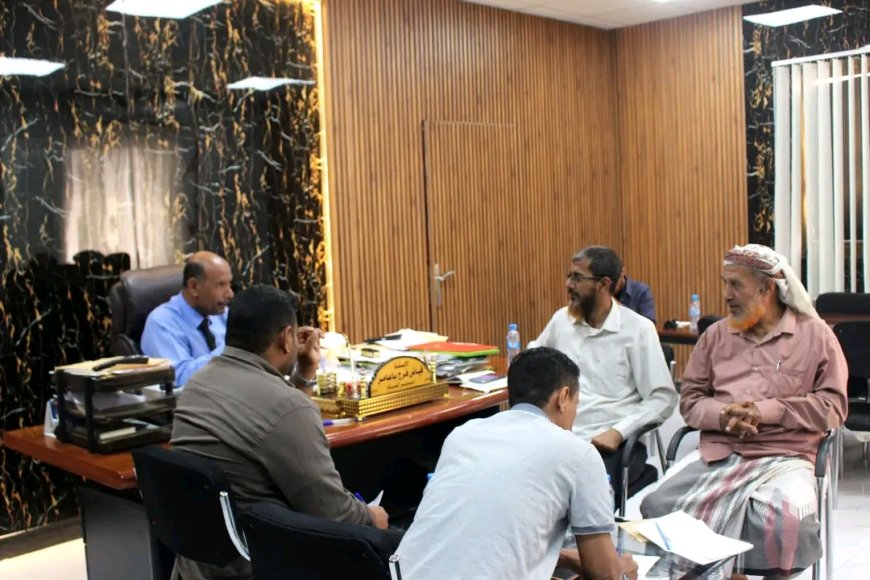 مدير عام المكلا يترأس اجتماعاً موسعاً لإقرار تدابير عاجلة لتأمين الغاز المنزلي واستقرار التموين